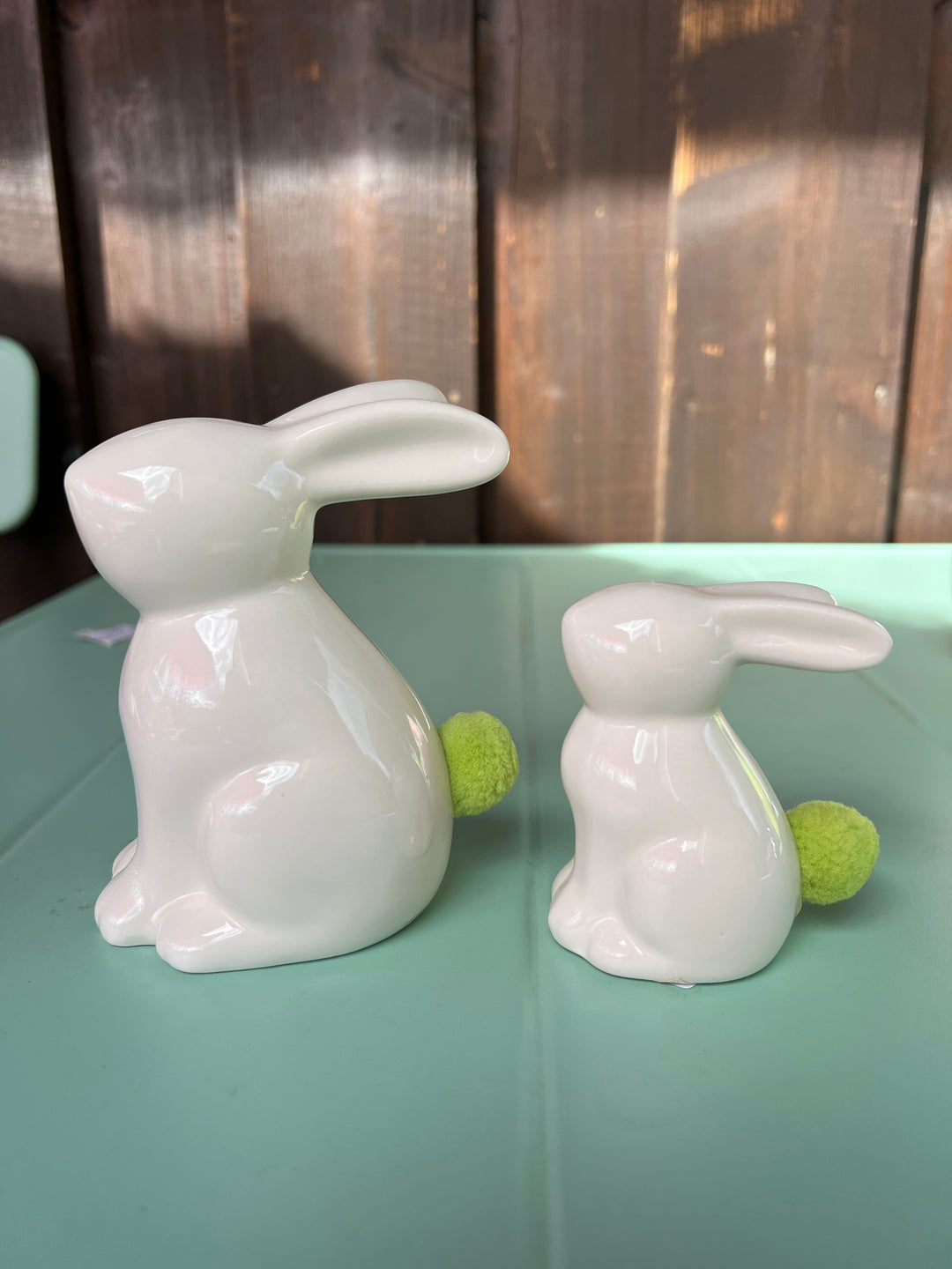 Hase Porzellan mit grünem Püschel